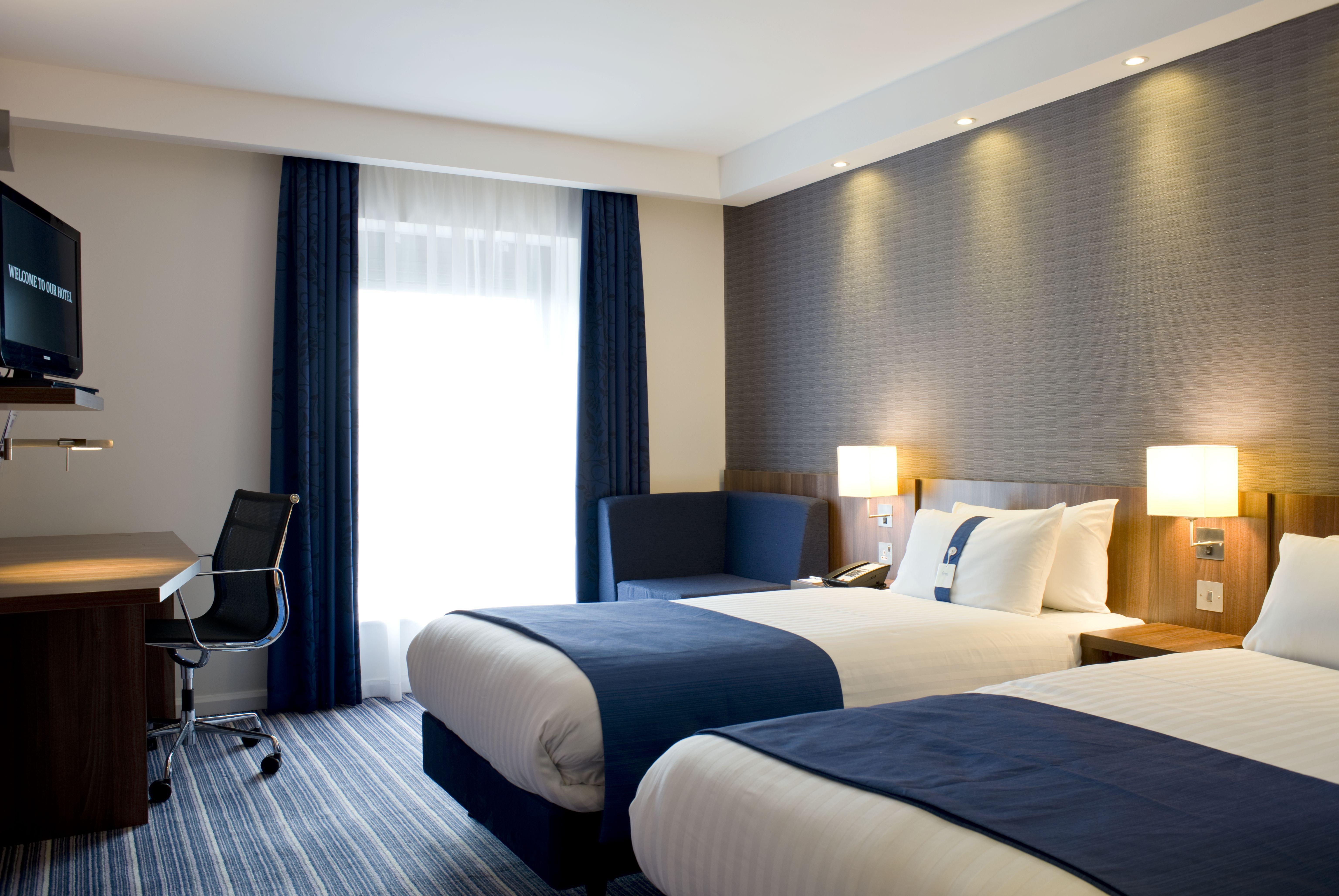 Holiday Inn Express Dunstable, An Ihg Hotel Exterior photo