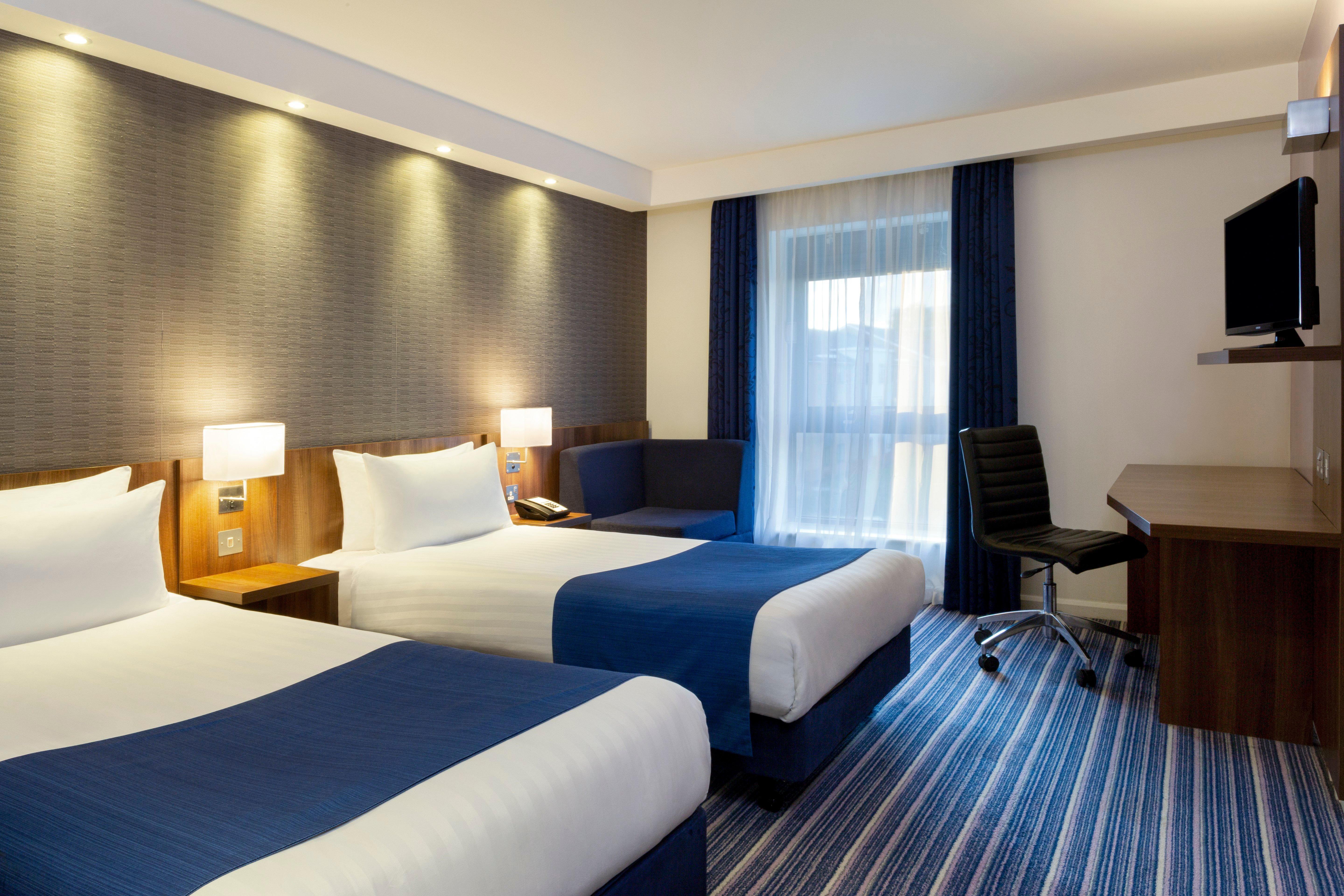 Holiday Inn Express Dunstable, An Ihg Hotel Exterior photo