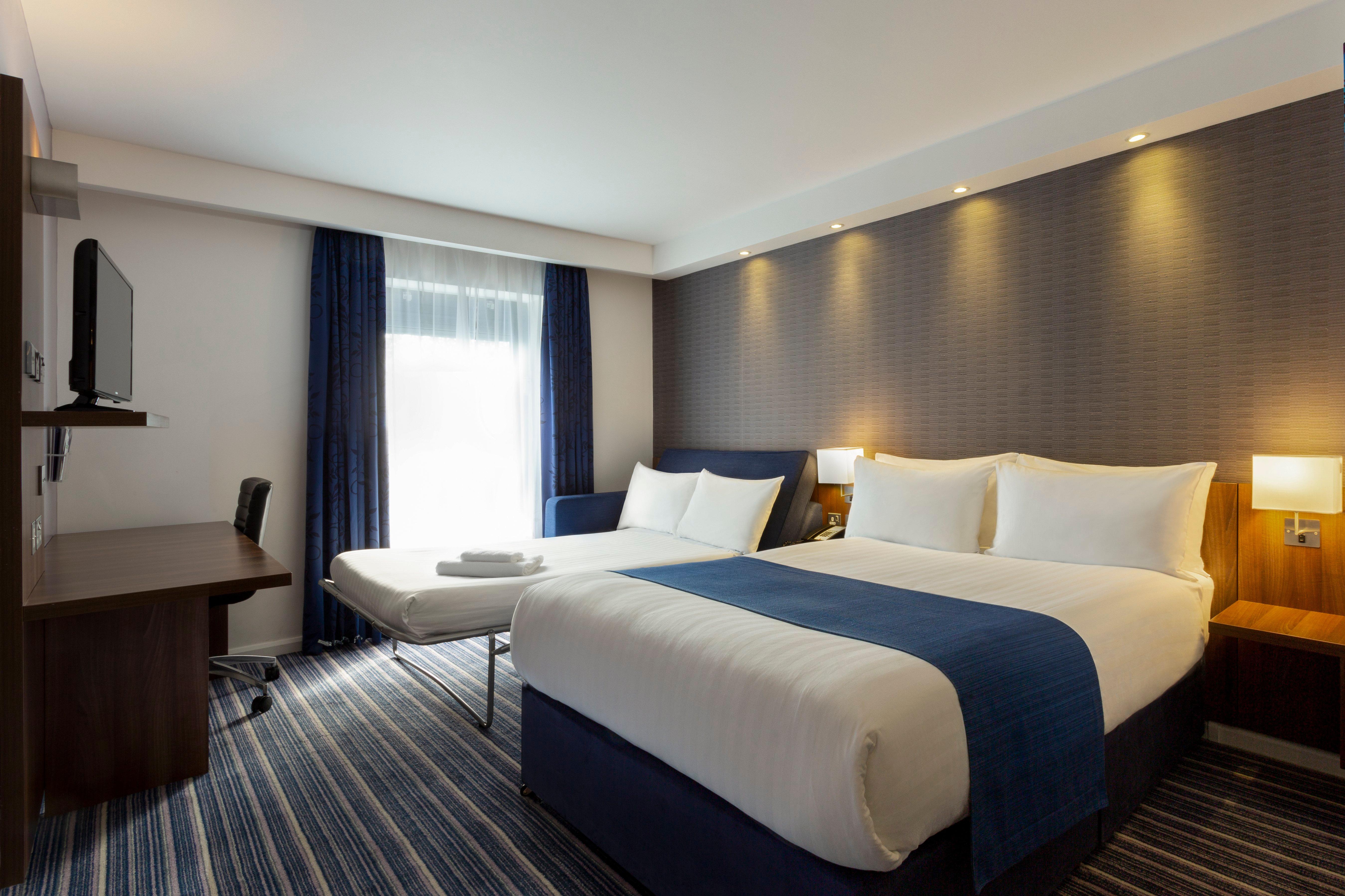 Holiday Inn Express Dunstable, An Ihg Hotel Exterior photo