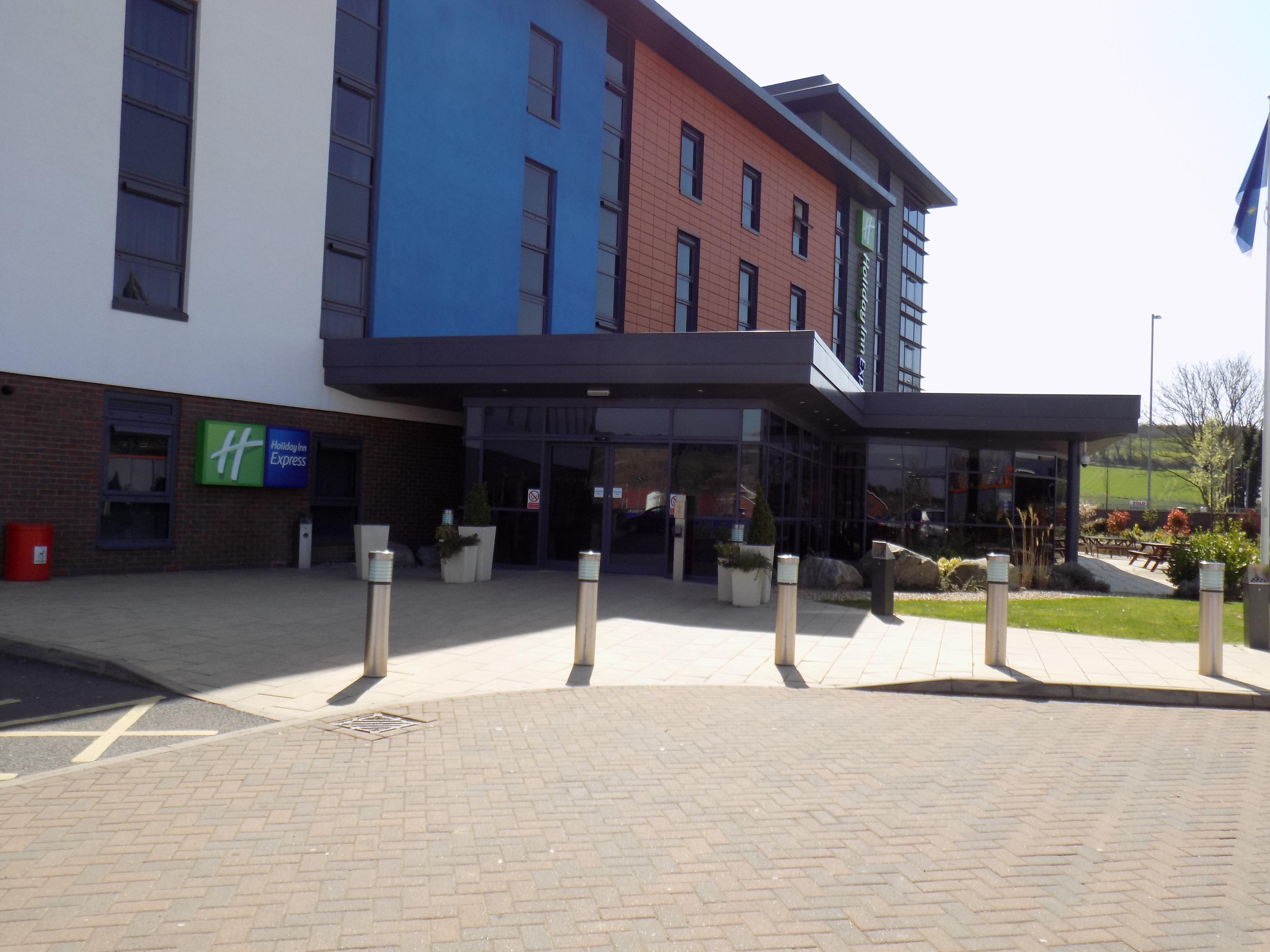 Holiday Inn Express Dunstable, An Ihg Hotel Exterior photo
