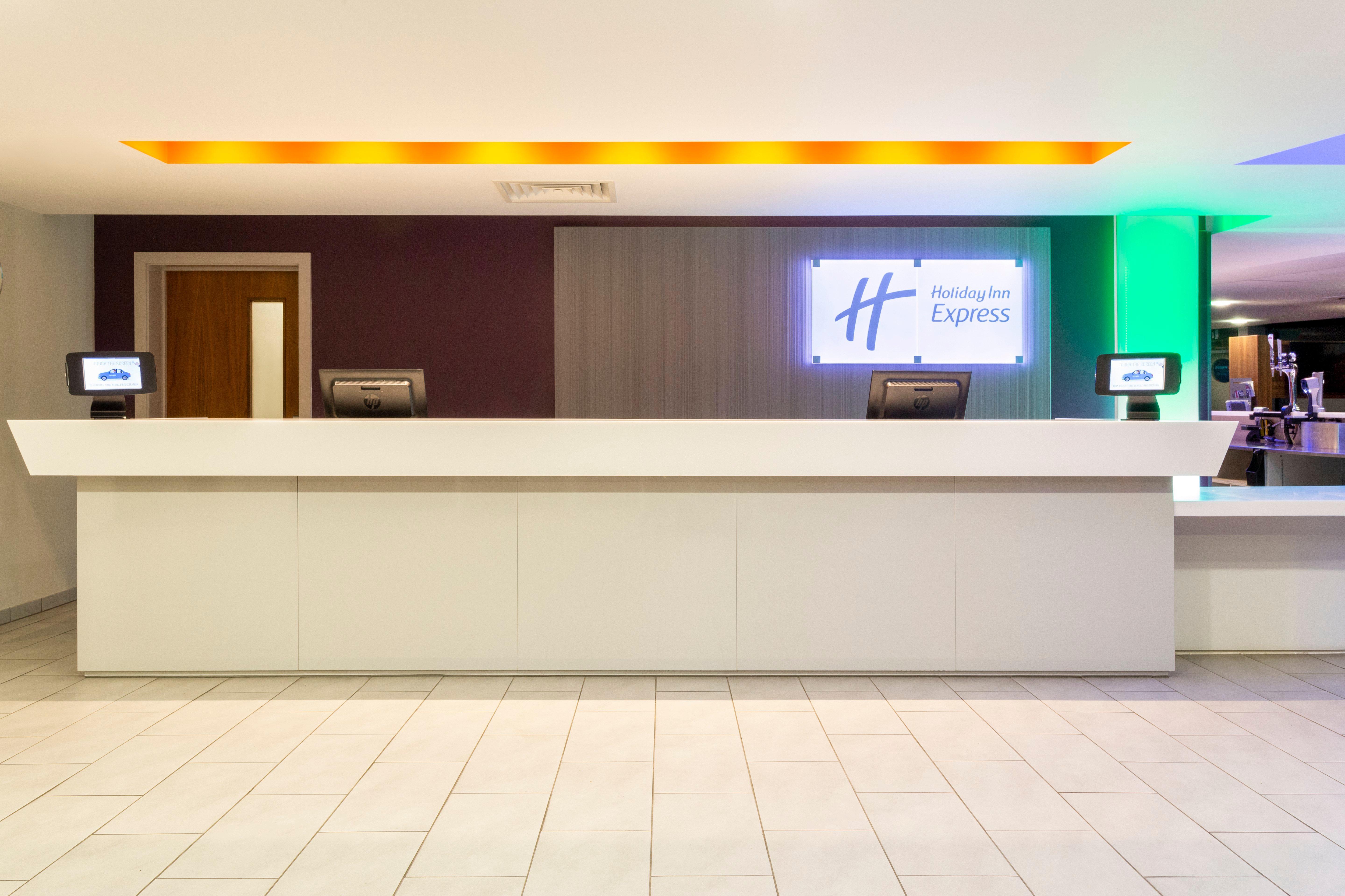 Holiday Inn Express Dunstable, An Ihg Hotel Exterior photo