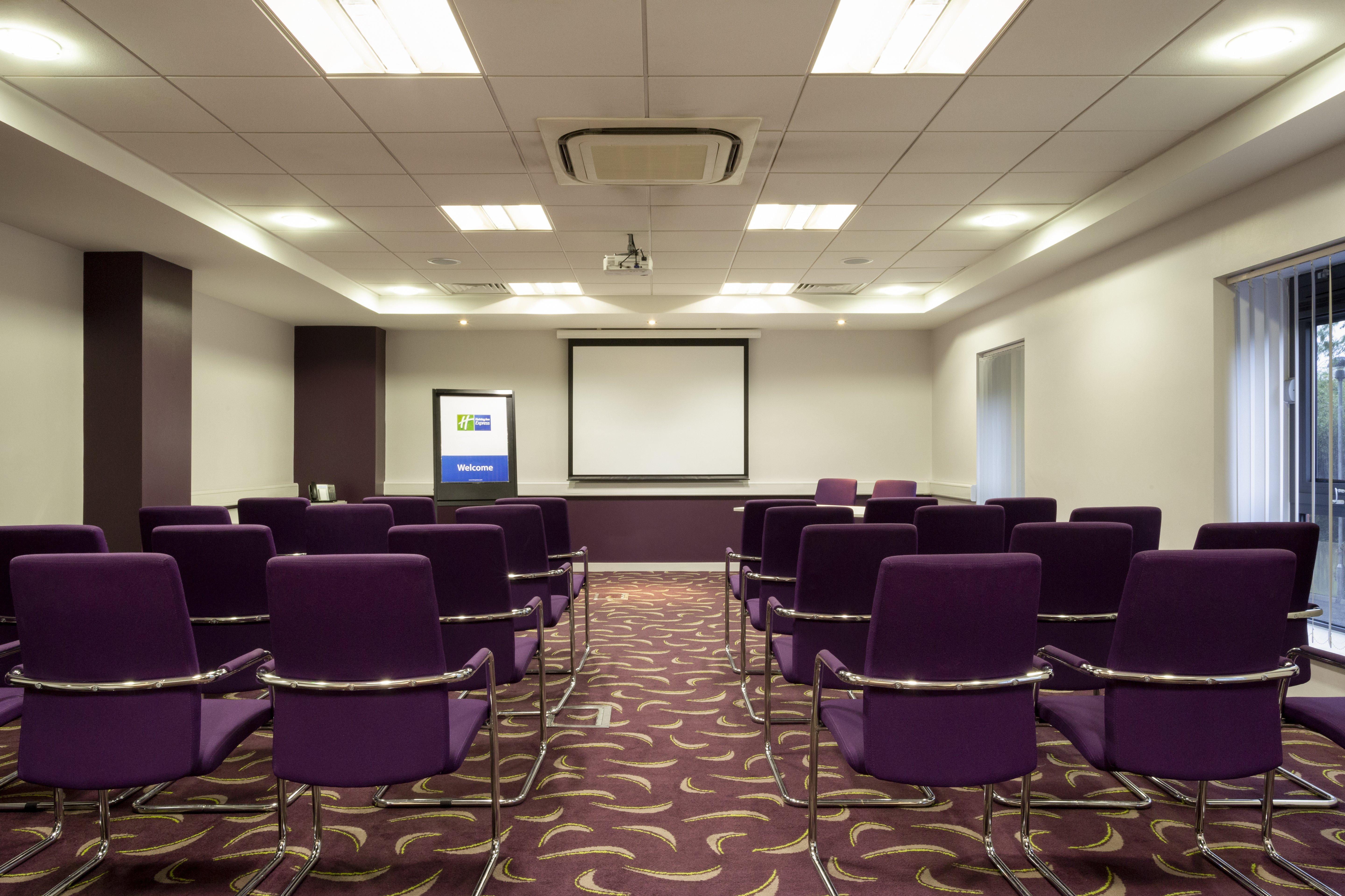 Holiday Inn Express Dunstable, An Ihg Hotel Exterior photo
